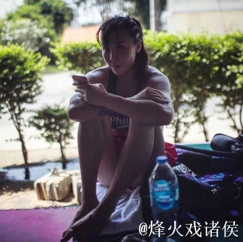 强力耳光大赛女选手被扇得血流如注 强力耳光大赛女选手被扇得血流如注